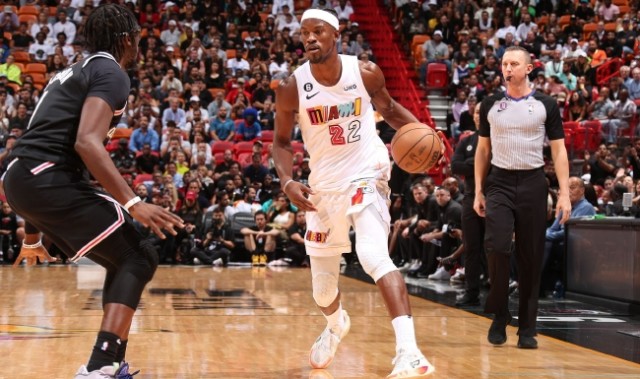  巴特勒关键球热火险胜尼克斯  