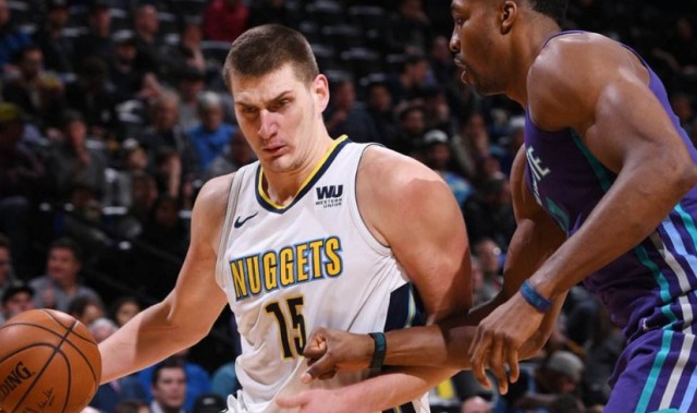  约基奇27+15掘金登顶西部榜首  