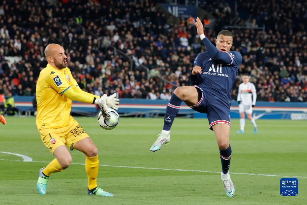  巴黎圣日耳曼主场大胜里昂登顶积分榜  